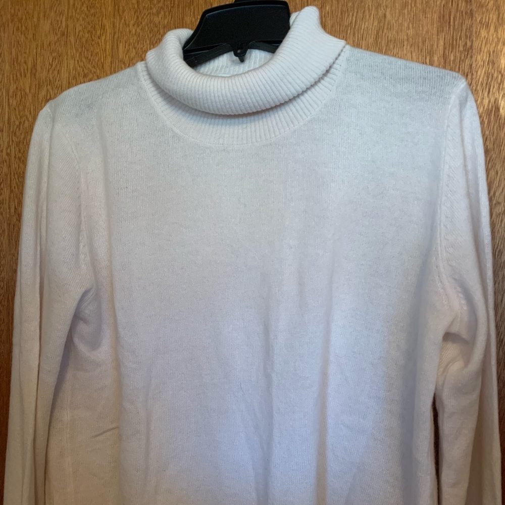Barrow and Grove Cream Cashmere Turtleneck. Sz L
